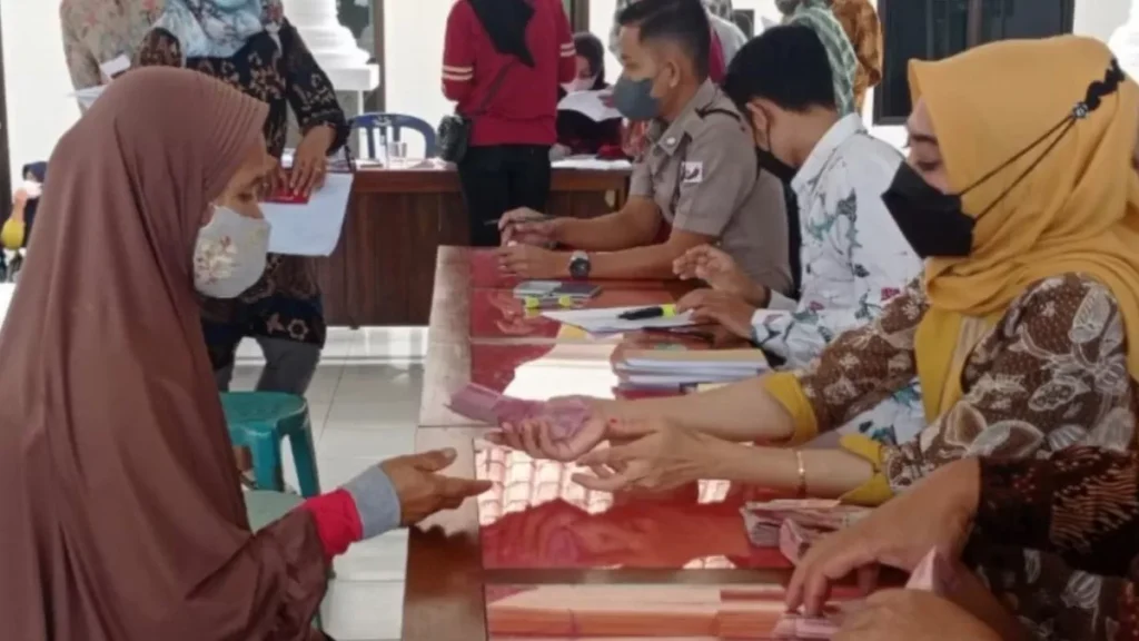 BLT Kesra Rp900 Sudah Dicairkan Di Beberapa Daerah, Cek Segera Nama Kamu!