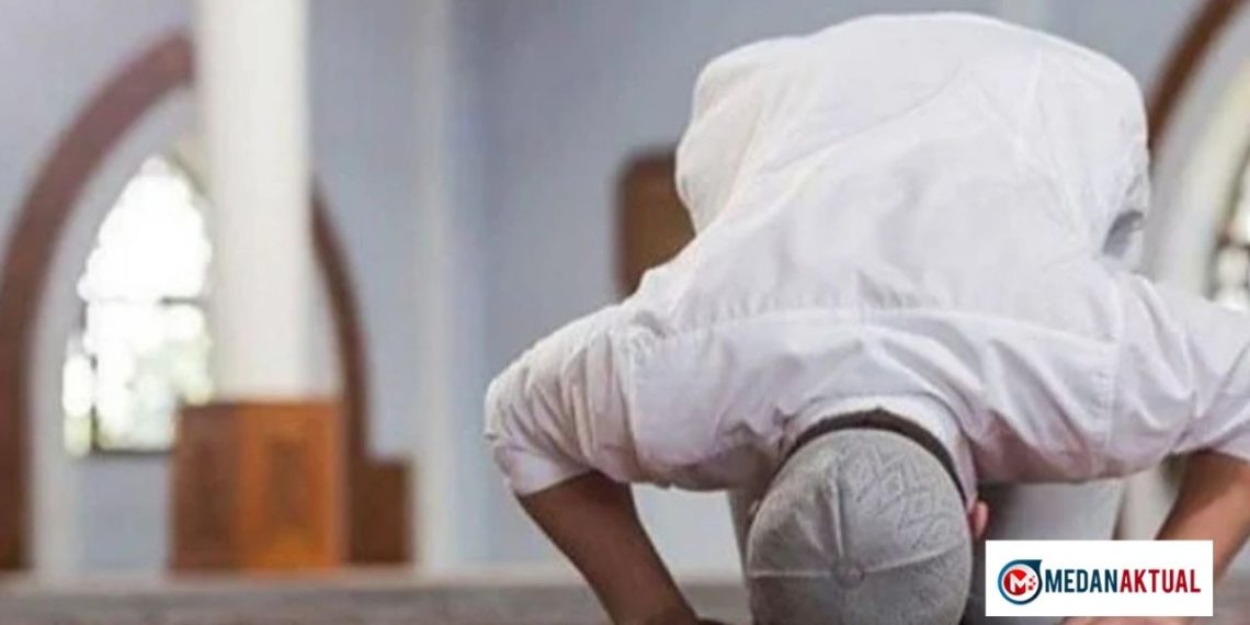 Cara Sholat Tarawih Sendiri di Rumah: Niat Arab-Latin Lengkap Artinya